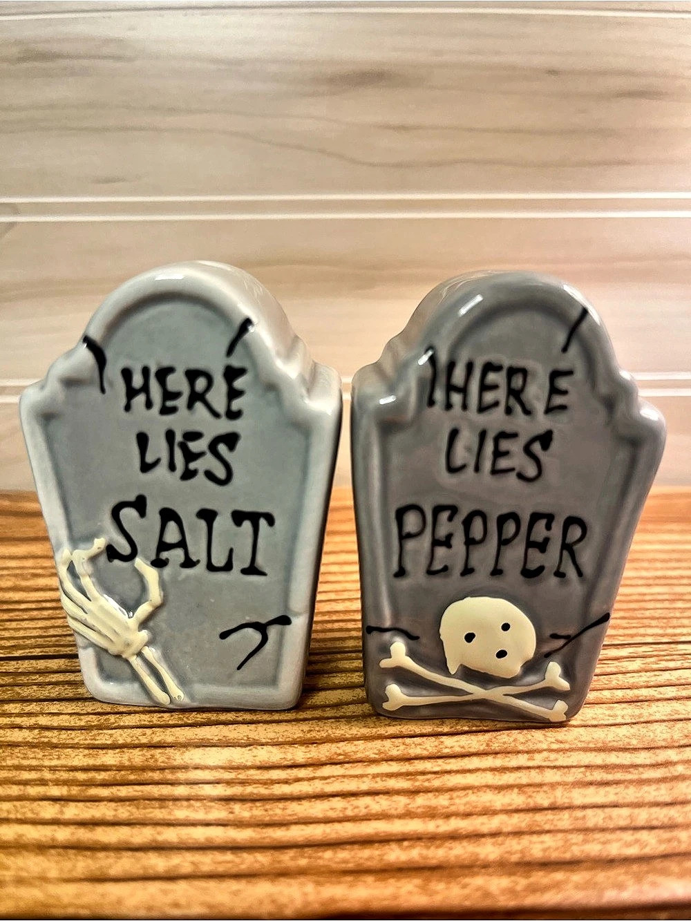 Cracker Barrel Mini Salt & Pepper Shaker Set Gray & Black Skull Decor